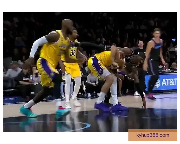 詹东里组合战热火状态成疑 湖人凌晨4点才抵达迈阿密酒店